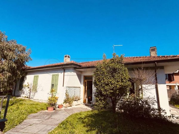 casa indipendente in vendita a Carrara in zona Marina di Carrara