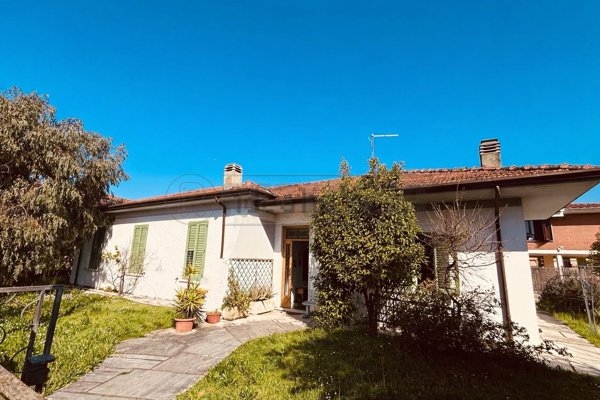 casa indipendente in vendita a Carrara in zona Marina di Carrara
