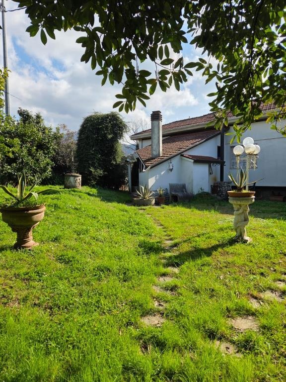 casa indipendente in vendita a Carrara in zona Fossola