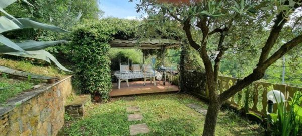 casa indipendente in vendita a Carrara