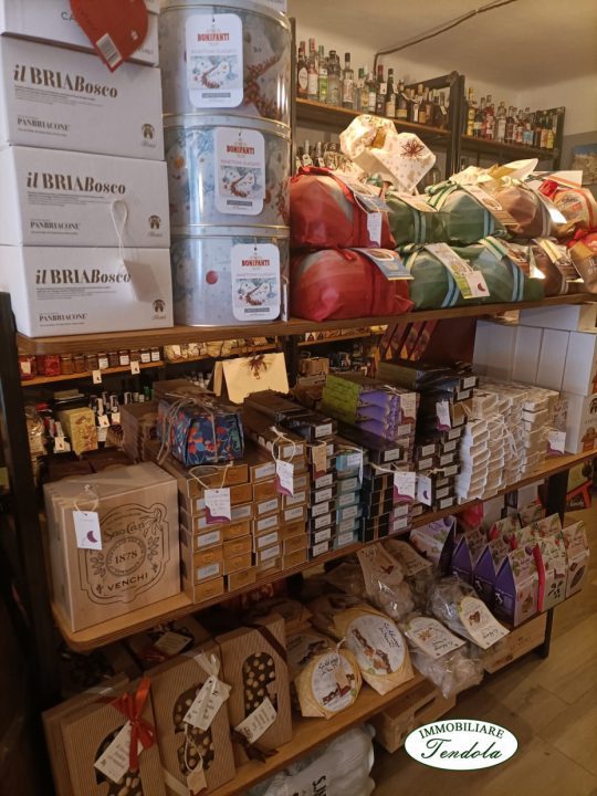 locale commerciale in vendita a Carrara in zona Centro Città