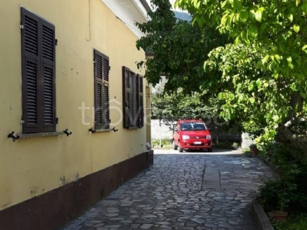 casa indipendente in vendita a Carrara in zona Fossone