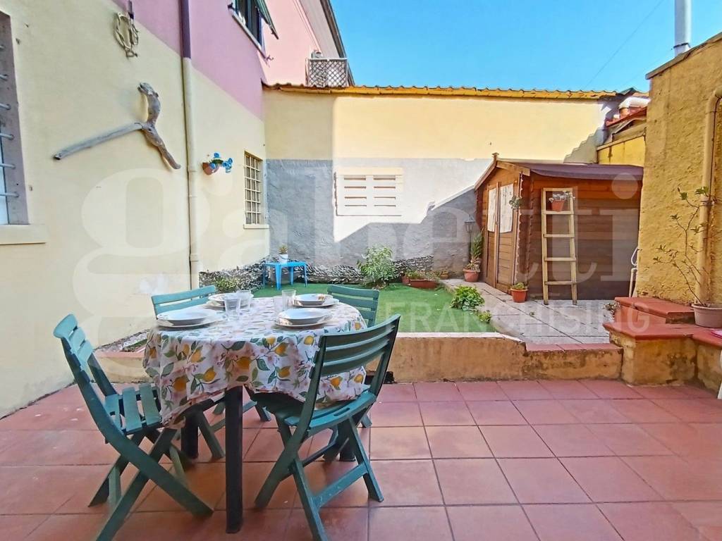 casa indipendente in vendita a Carrara in zona Marina di Carrara