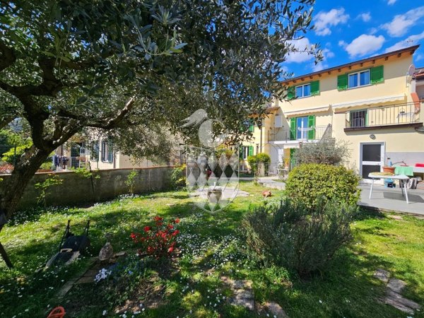 casa indipendente in vendita a Carrara in zona Stabbio