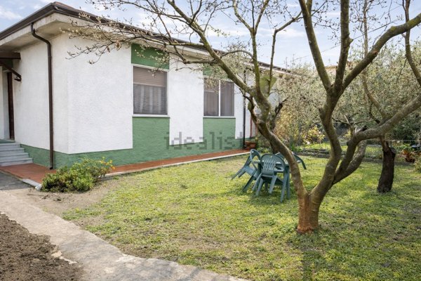 casa indipendente in vendita a Carrara in zona Marina di Carrara
