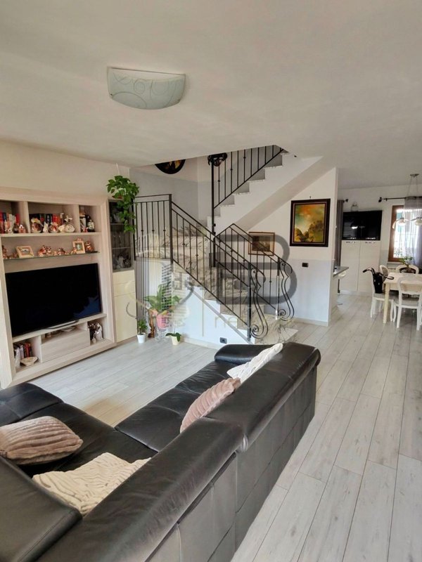 casa indipendente in vendita a Carrara in zona Avenza