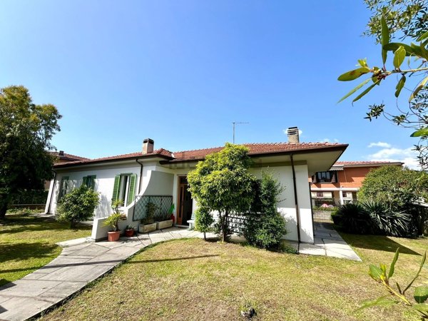 casa indipendente in vendita a Carrara in zona Marina di Carrara