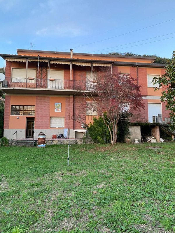casa indipendente in vendita a Carrara