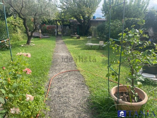 casa indipendente in vendita a Carrara in zona Avenza