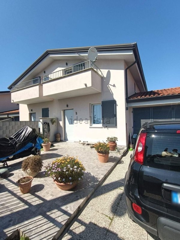 quadrivano in vendita a Carrara in zona Battilana