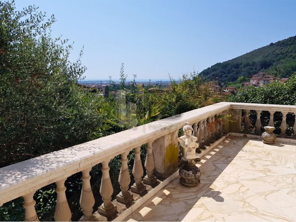 casa indipendente in vendita a Carrara in zona Fossola
