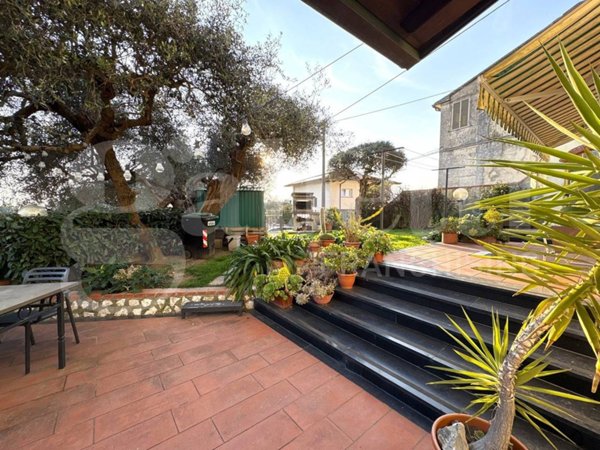 casa indipendente in vendita a Carrara in zona Fossone