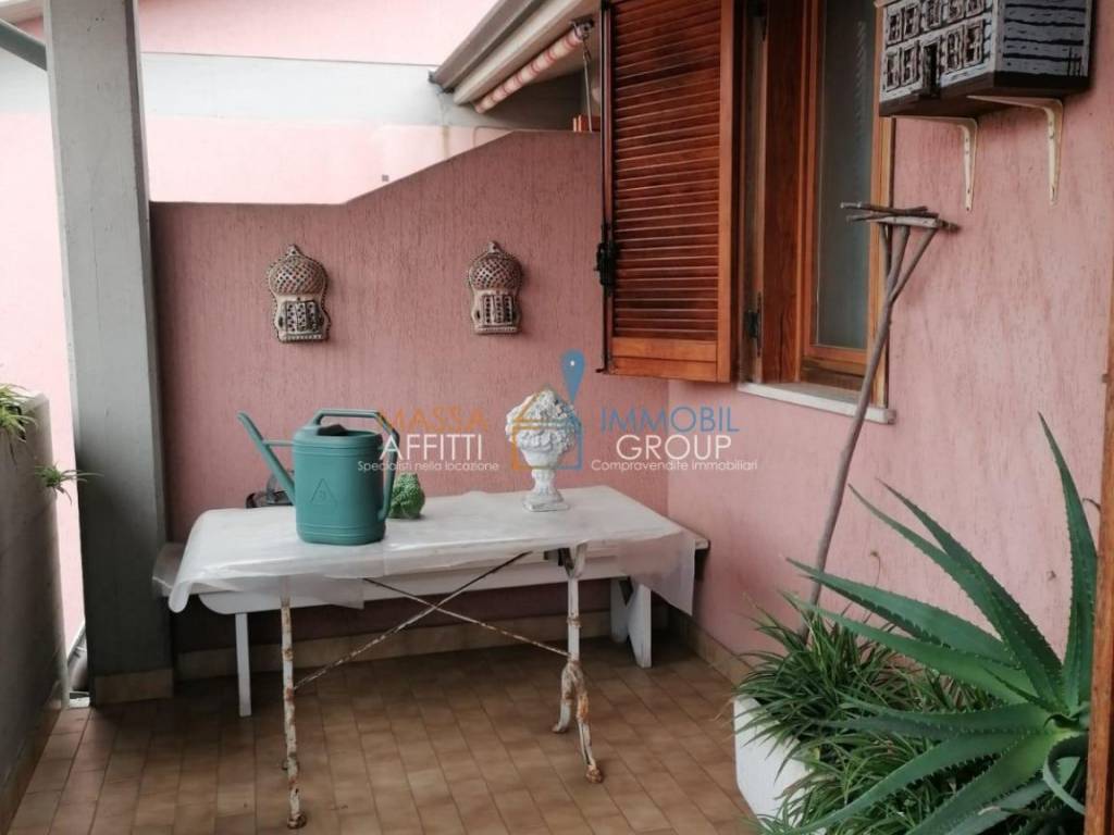 casa indipendente in vendita a Carrara in zona Avenza