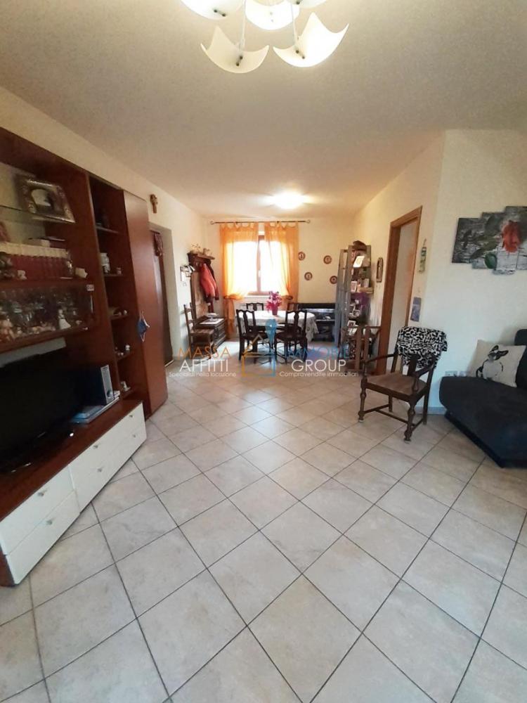 casa indipendente in vendita a Carrara in zona Avenza