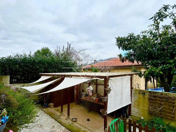 appartamento in vendita a Carrara in zona Avenza