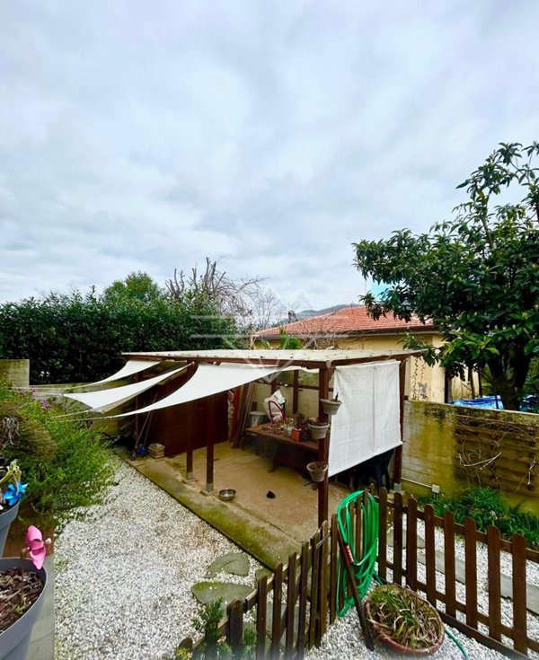 appartamento in vendita a Carrara in zona Avenza