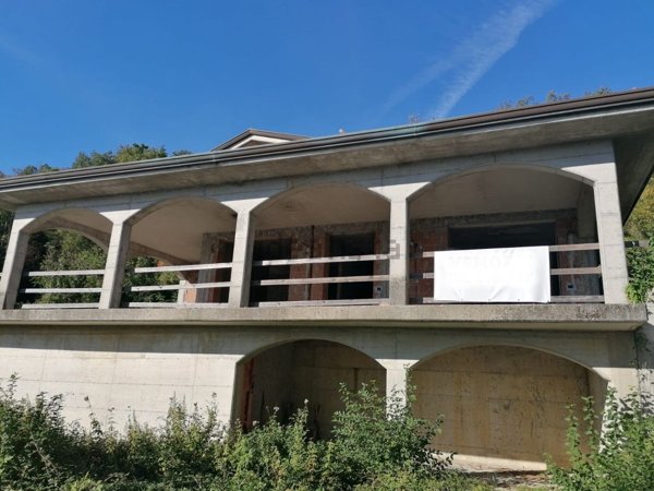 casa indipendente in vendita a Carrara in zona Fontia