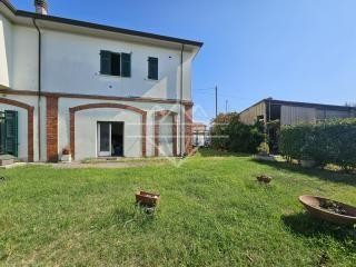appartamento in vendita a Carrara in zona Avenza