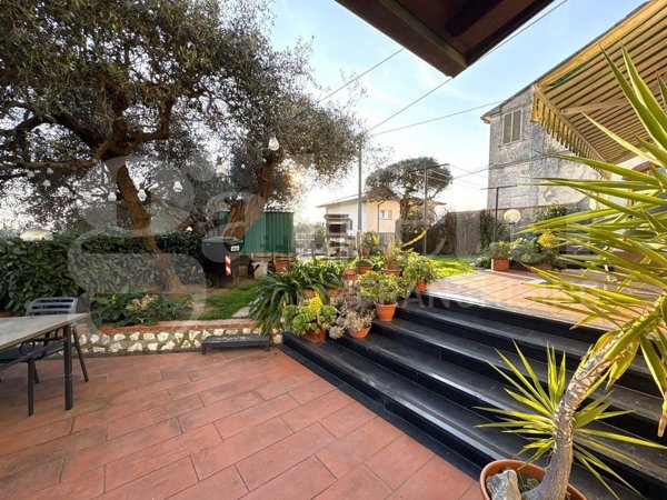 casa indipendente in vendita a Carrara in zona Fossone