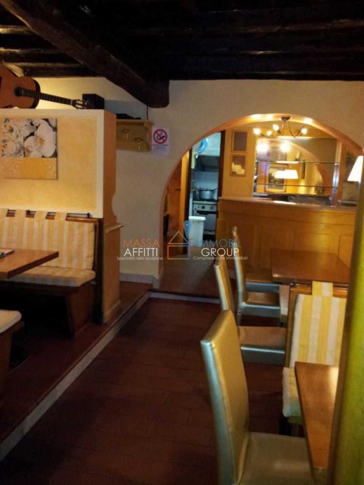 negozio in vendita a Carrara in zona Centro Città