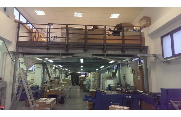 locale commerciale in vendita a Carrara in zona Avenza