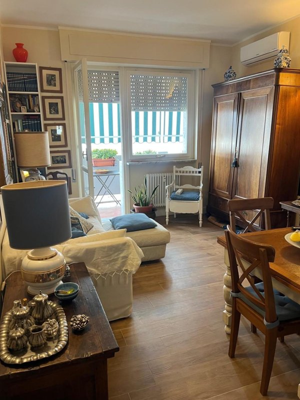 appartamento in vendita a Carrara in zona Marina di Carrara