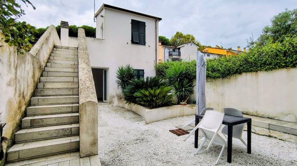 appartamento in vendita a Carrara in zona Marina di Carrara