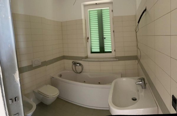 casa indipendente in vendita a Carrara in zona Avenza