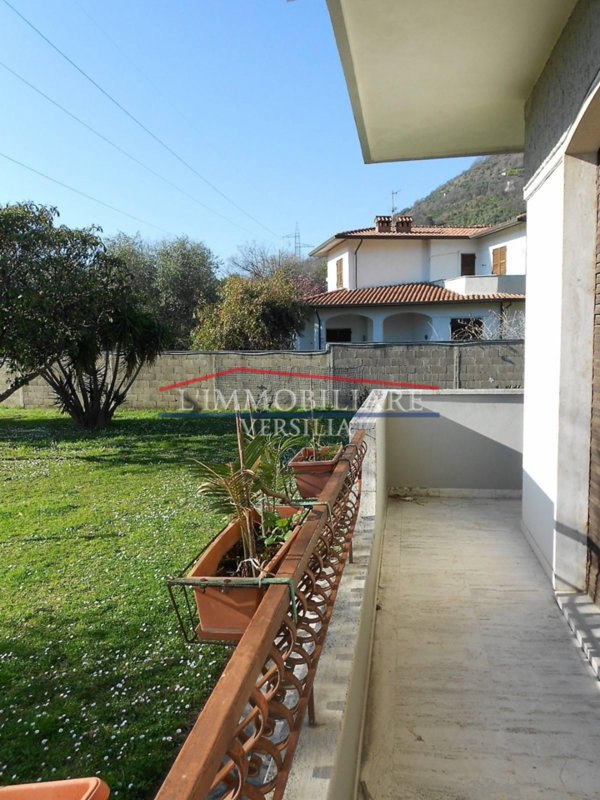 casa indipendente in vendita a Carrara in zona Avenza