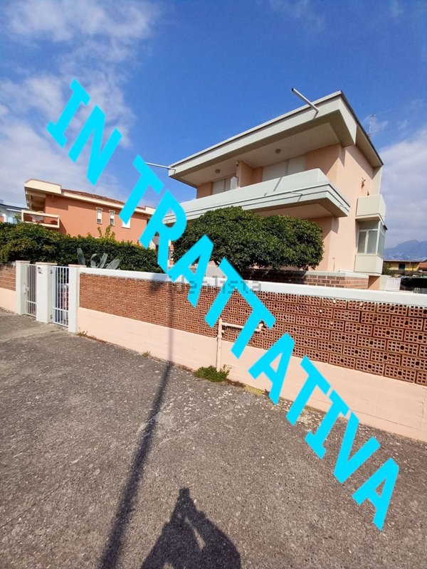 appartamento in vendita a Carrara in zona Marina di Carrara