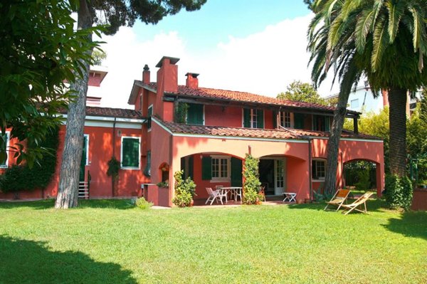 casa indipendente in vendita a Carrara in zona Marina di Carrara