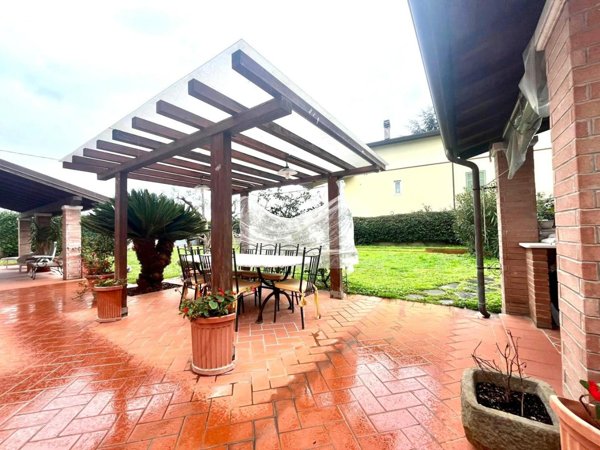 casa indipendente in vendita a Carrara in zona Avenza