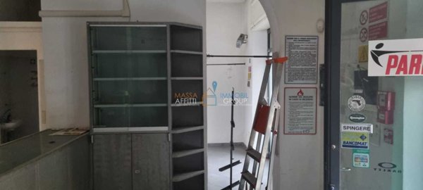 locale commerciale in vendita a Carrara in zona Avenza