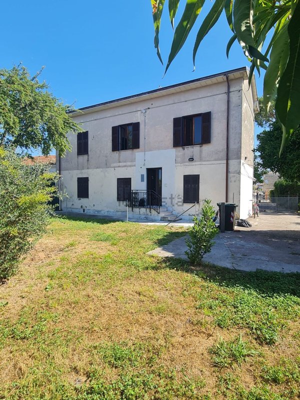 appartamento in vendita a Carrara in zona Avenza