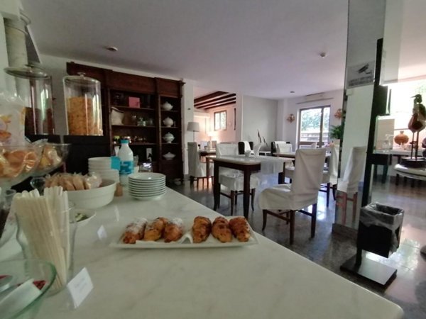 negozio in vendita a Carrara in zona Centro Città