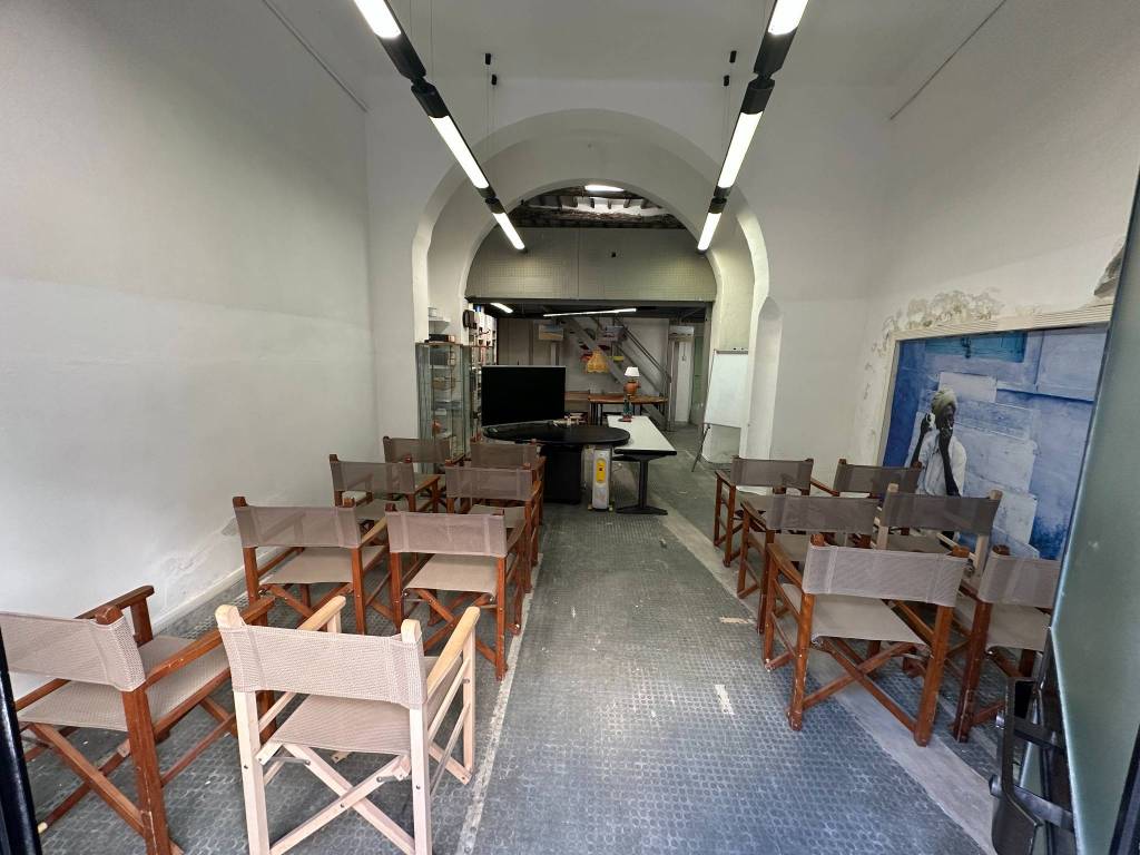 negozio in vendita a Carrara in zona Centro Città