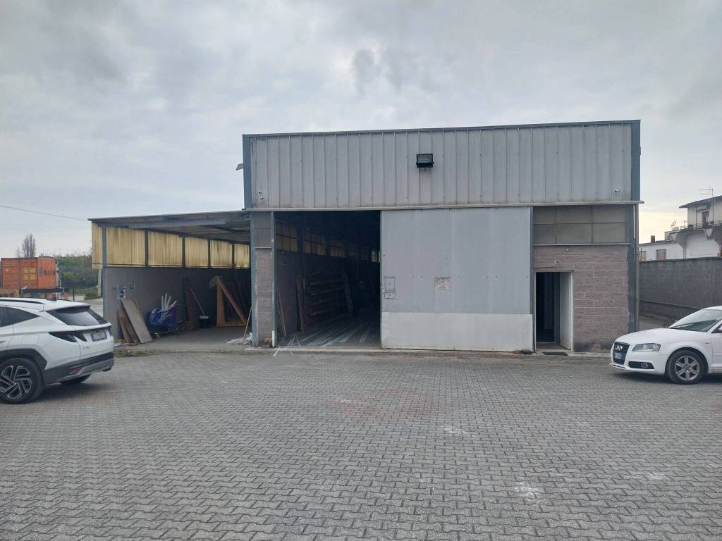 locale commerciale in vendita a Carrara in zona Avenza