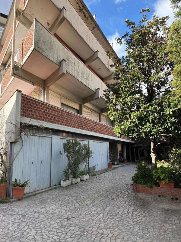 intera palazzina in vendita a Carrara in zona Centro Città