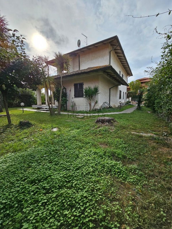 casa indipendente in vendita a Carrara in zona Marina di Carrara