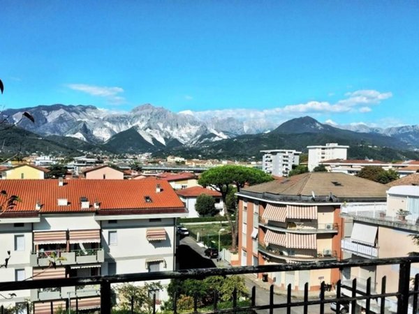 appartamento in vendita a Carrara in zona Marina di Carrara