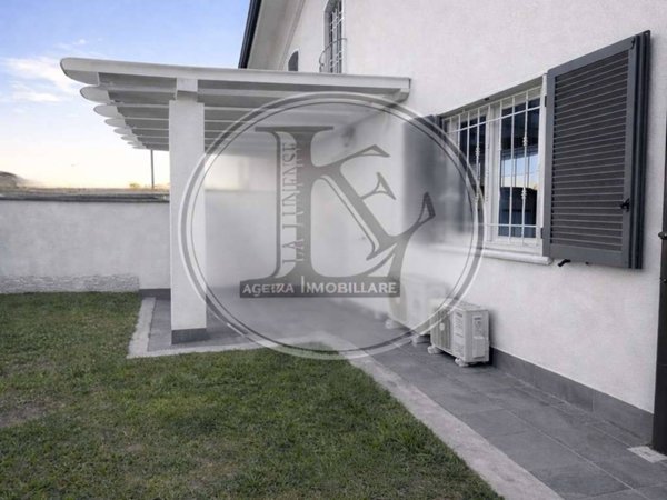 casa indipendente in vendita a Carrara in zona Marasio