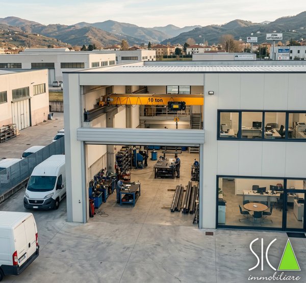 capannone in vendita a Carrara in zona Avenza