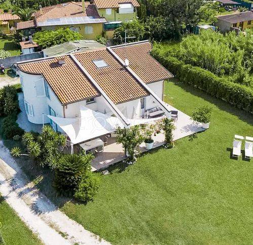 casa indipendente in vendita a Carrara in zona Avenza