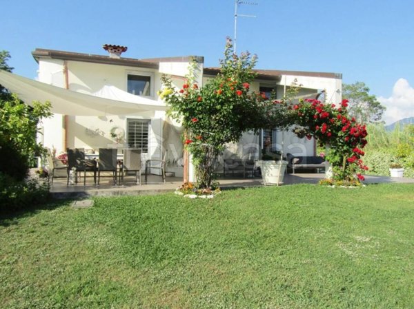 casa indipendente in vendita a Carrara in zona Marina di Carrara