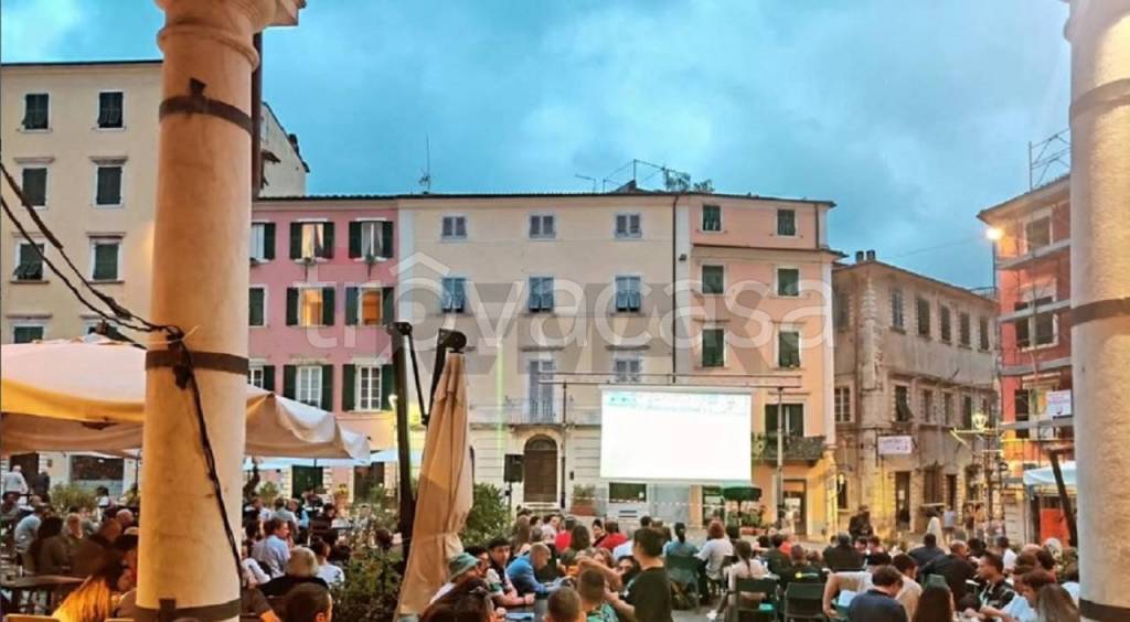 negozio in vendita a Carrara in zona Centro Città