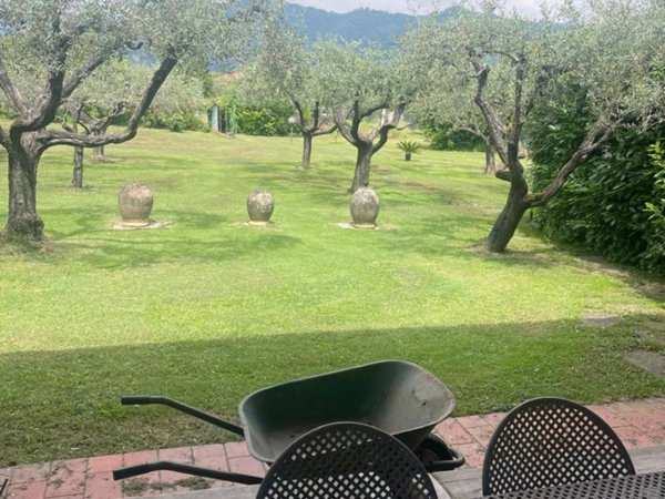 casa indipendente in vendita a Carrara in zona Battilana