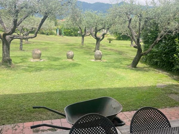 casa indipendente in vendita a Carrara in zona Battilana