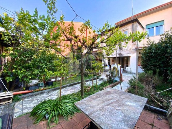 casa indipendente in vendita a Carrara in zona Marina di Carrara