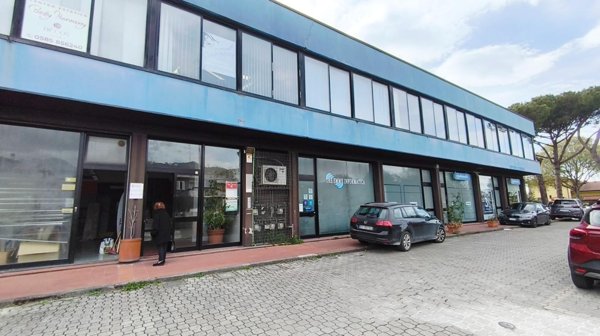 locale commerciale in vendita a Carrara in zona Avenza