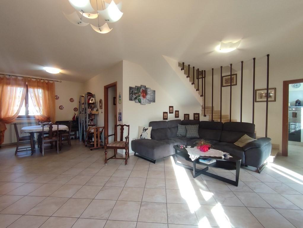 casa semindipendente in vendita a Carrara in zona Avenza